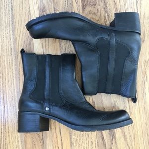 Kenneth Cole Black Leather Chelsea Boots